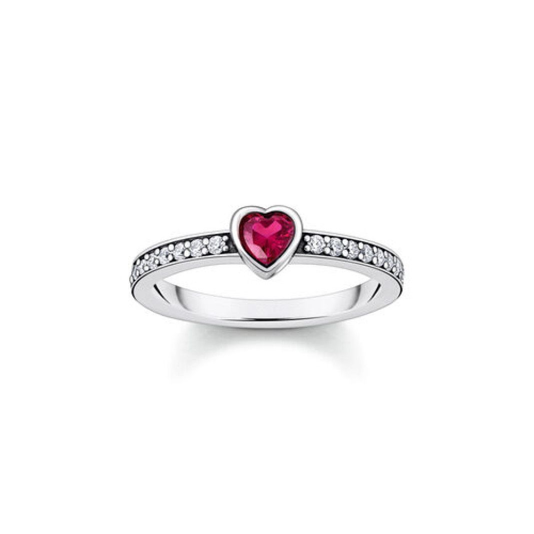 Ring med r&ouml;d hj&auml;rtslipad sten, 18.0