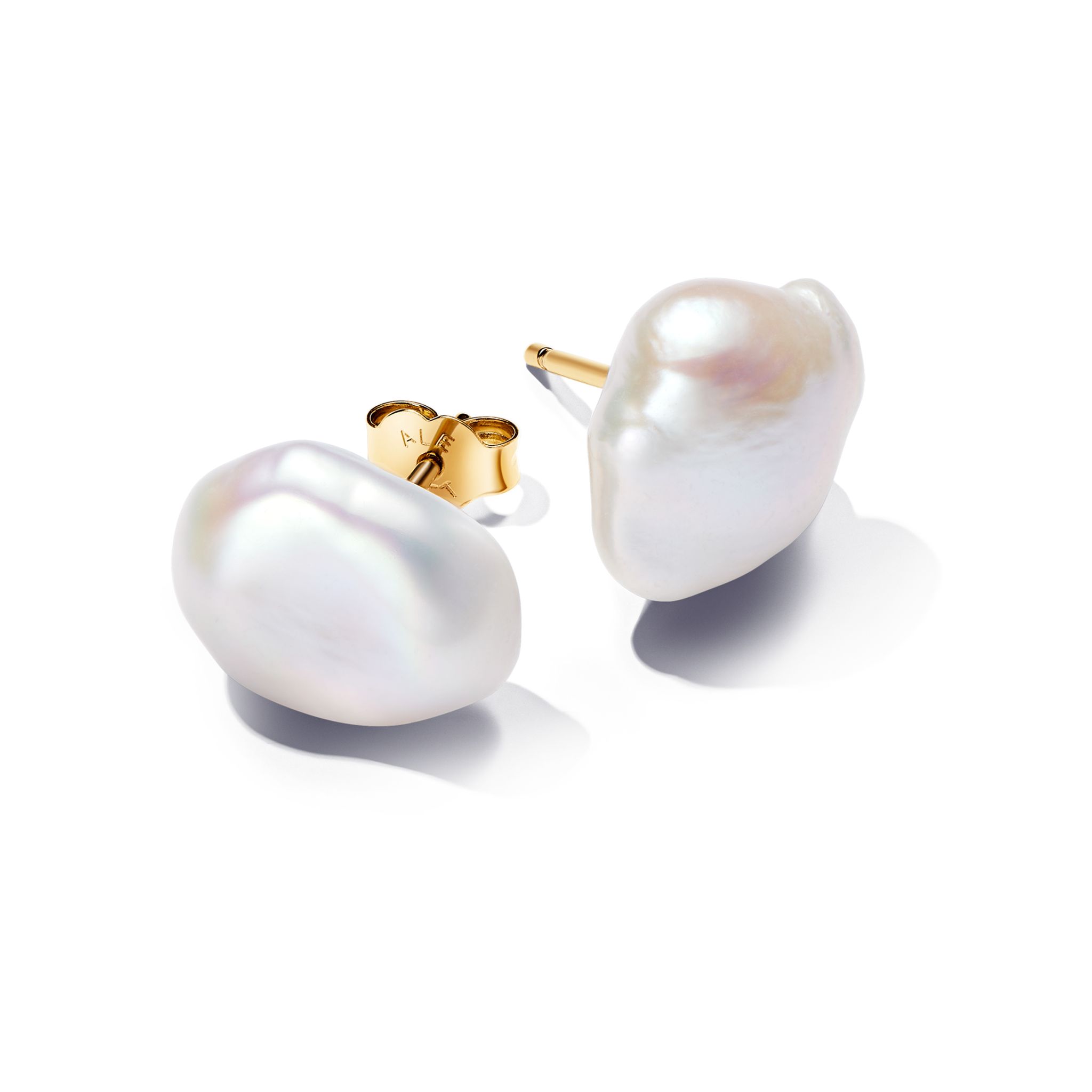 Förgyllda örhängen med sötvattenspärla 22375