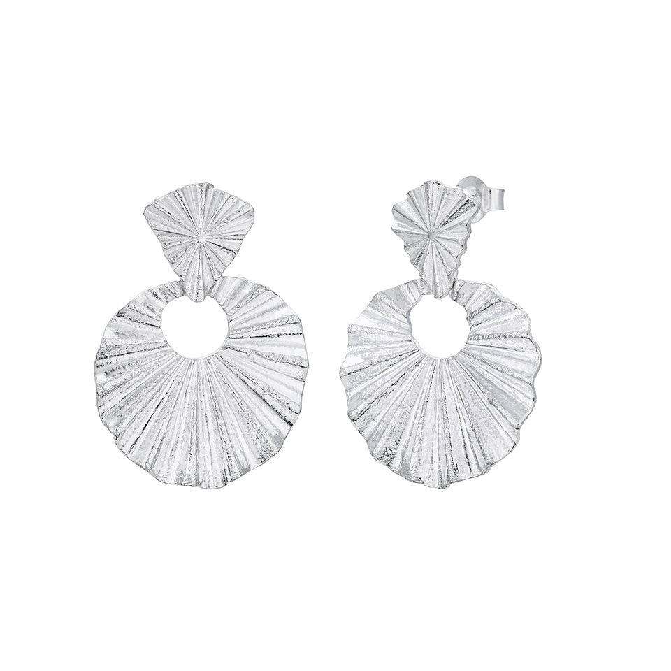 &Ouml;rh&auml;ngen cirkel i &aring;tervunnet &auml;kta silver