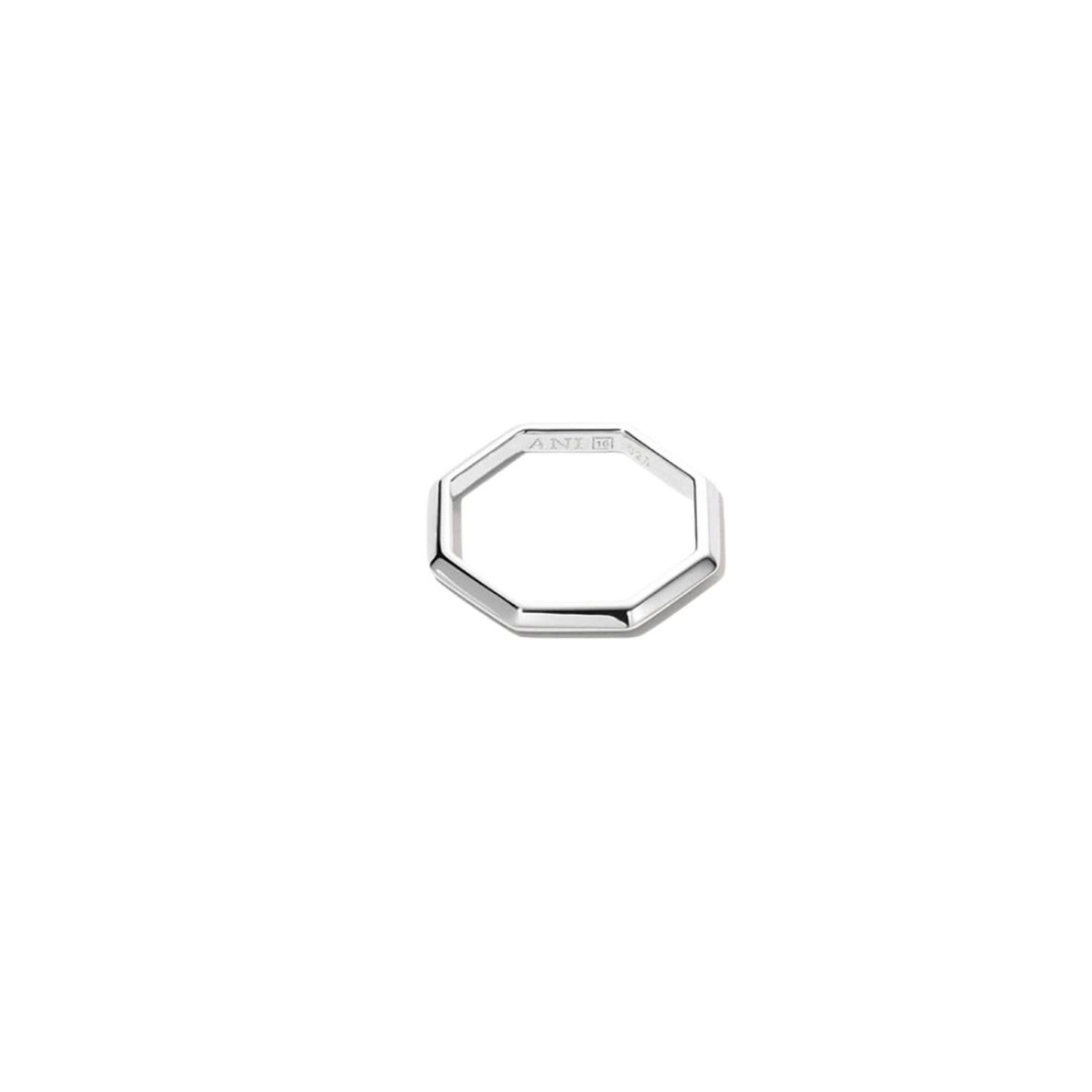 Ring i &auml;kta silver med kantig form, 15.0